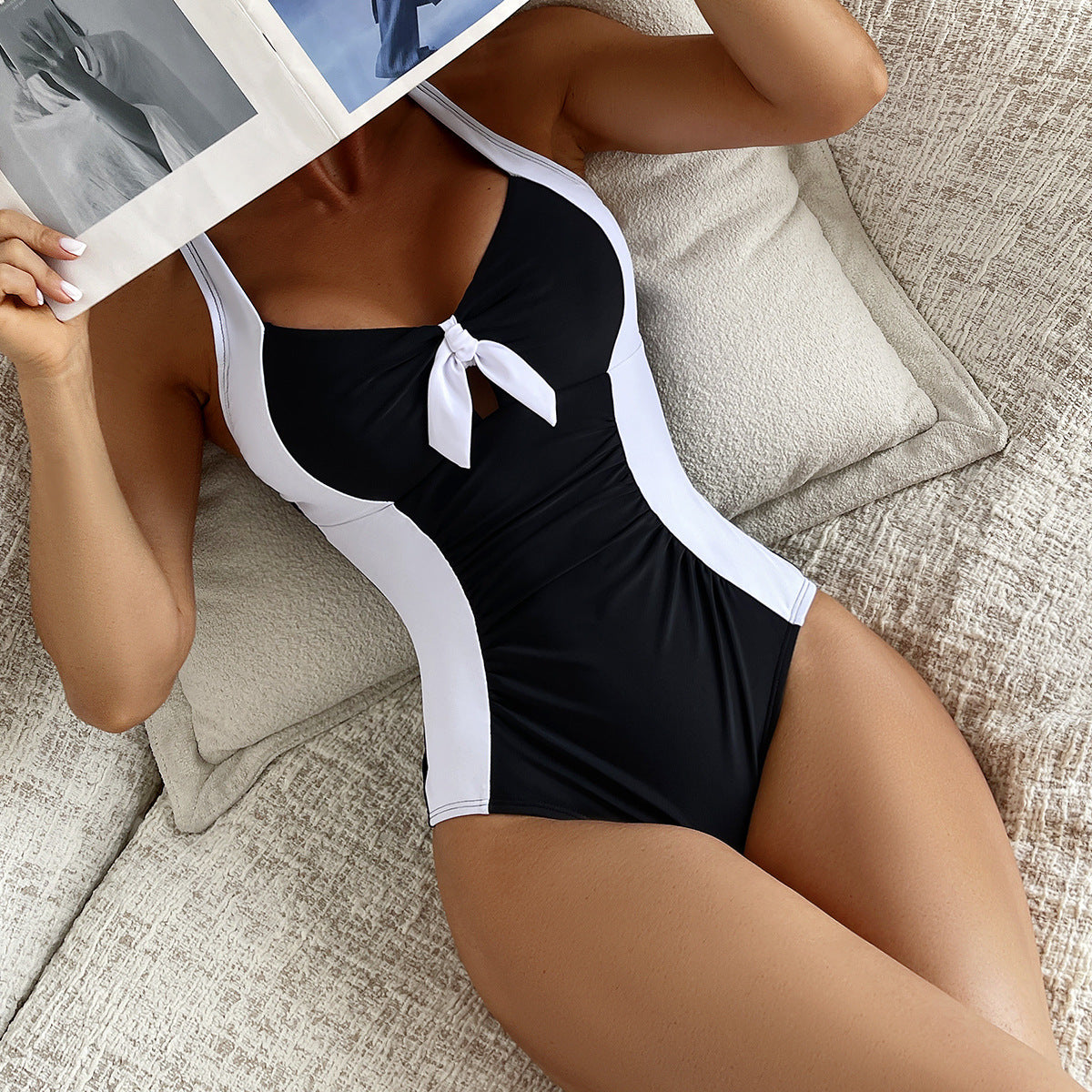 🩱 Maillot Une Pièce Noir & Blanc – Coupe Classique Contrastée | XL-Charmes